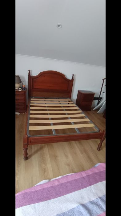 Cama casal e mesinhas cabeceiras  Madeira  compacta