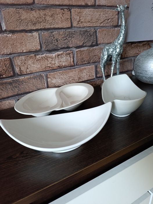 Trzy misy o nieregularnych kształtach