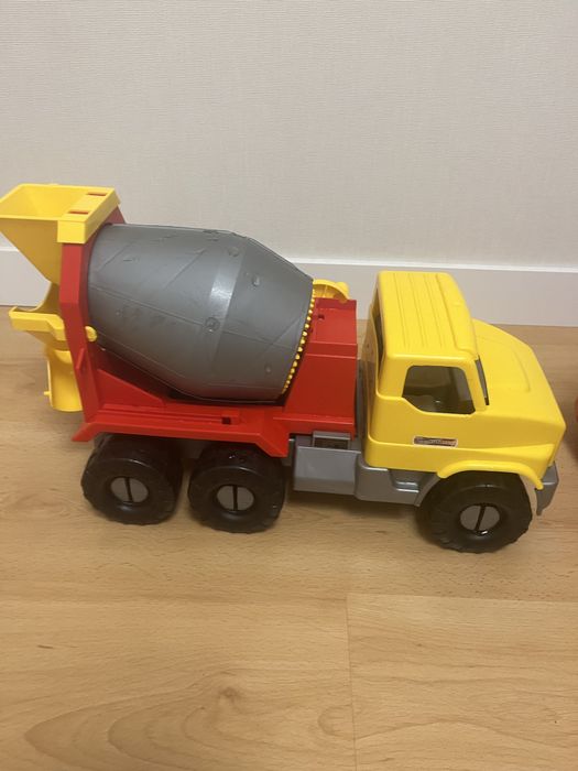 Іграшка машина бітонозмвшувач