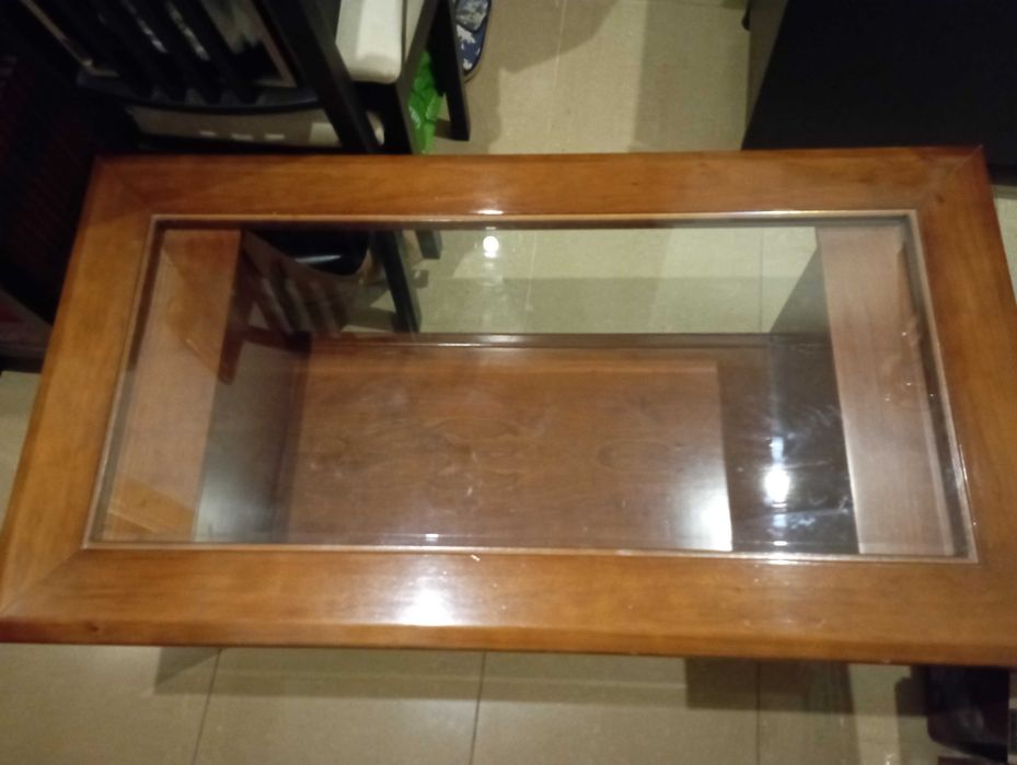Mesa de centro de cerejeira com tampo de vidro