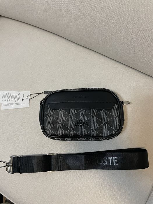 Bolsa tiracolo Lacoste preta com padrão monograma