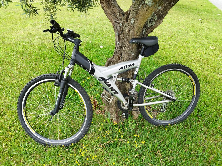 Bicicleta nova de montanha com soporte de ferramentas