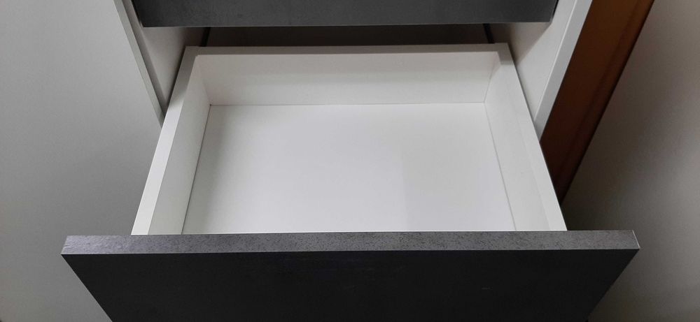 komoda z szufladami i drążkiem