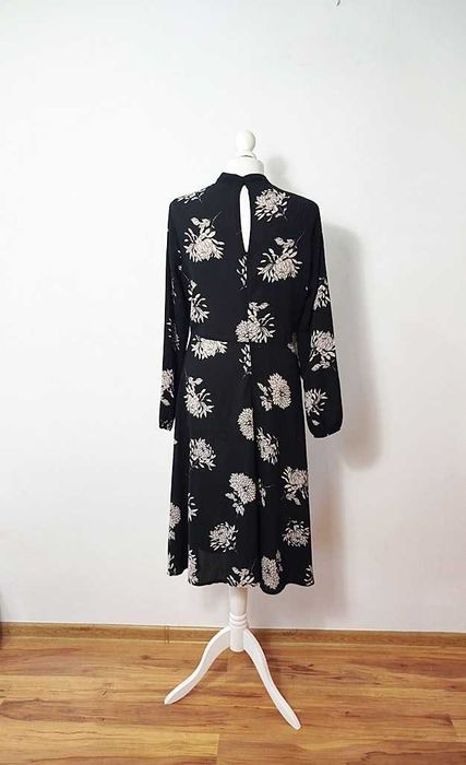 New Look czarna midi sukienka w kwiaty