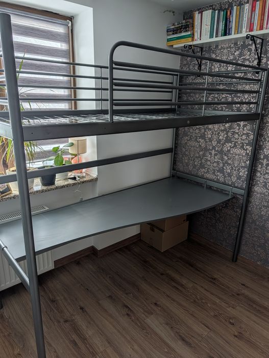 Łóżko piętrowe z biurkiem