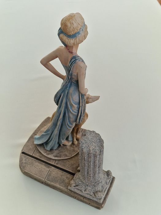 Escultura Art Déco Dama com Galgo – Assinada – 42 cm / 4,74 kg