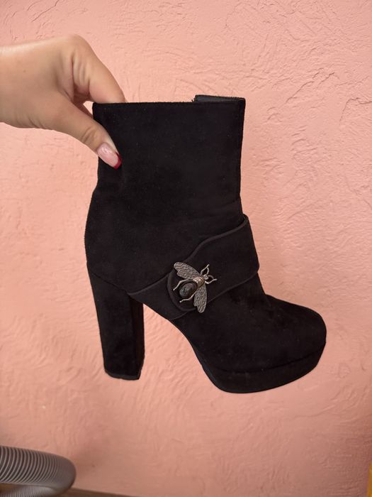 Ботинки на високому коблуці