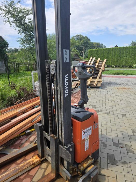 Wózek Paletowy Toyota 7SM12S Wysokie Podnoszenie Szerokie Nogi Stabilny Elektryczny