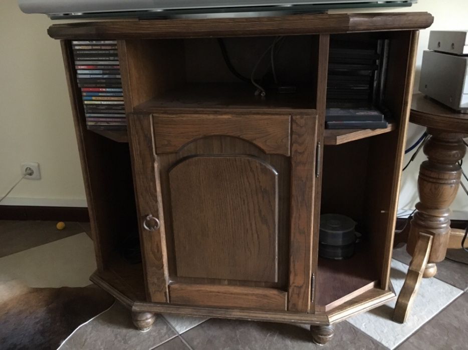 Klasyczna szafka drewniana wykonana z dębu