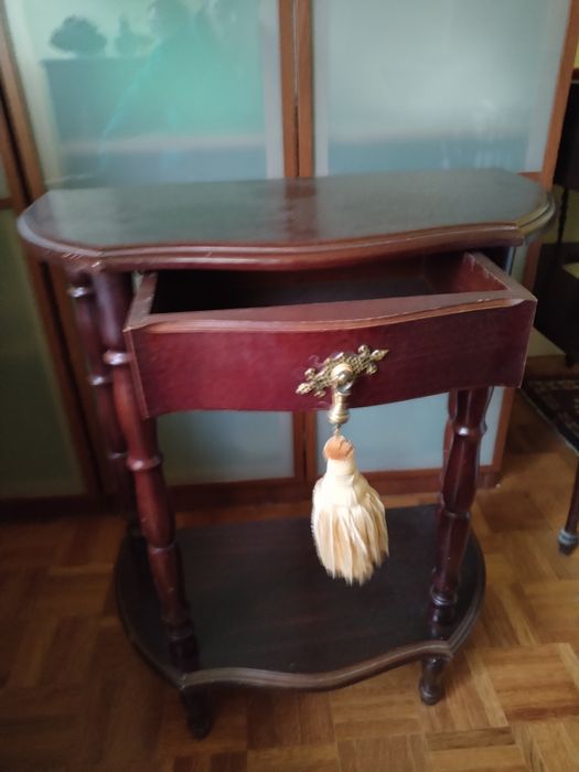Mesa decorativa em bom estado e bonita