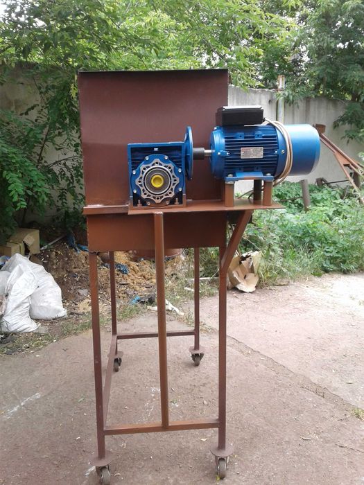 Кормозмішувач, Кормосмеситель 200 литрів, шнек, змішувач для зерна