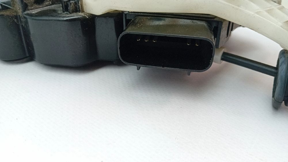 Fechadura / fecho porta frente direito KIA Carens IV