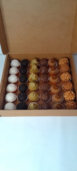 Bolos para festas e doces.