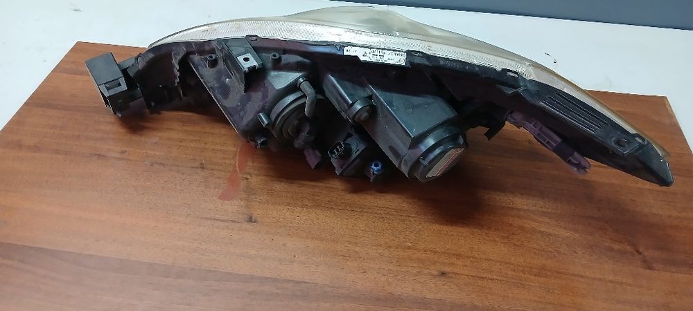 Sprzedam lampy przednie Mazda 5 2005 xenon