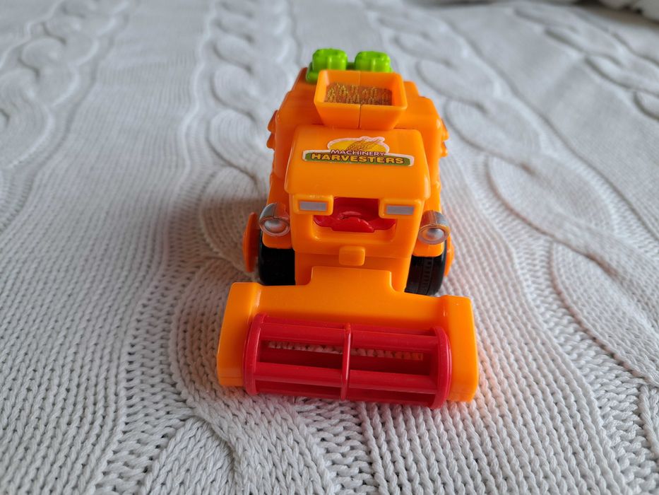 Mały kombajn zabawka