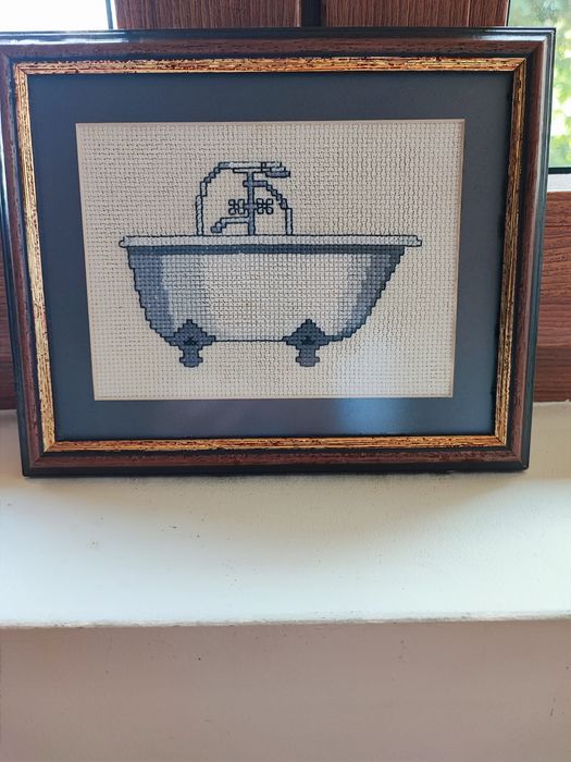 Quadro de bordado em ponto de cruz para decoração casa de banho