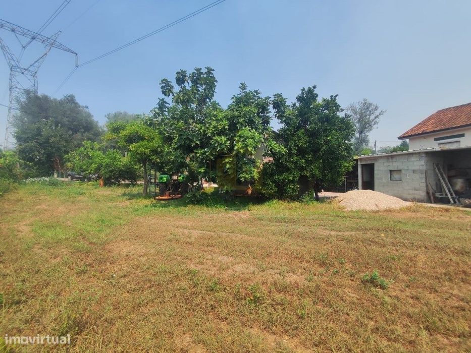 Terreno com Bungalow, perto do Rio de Verim