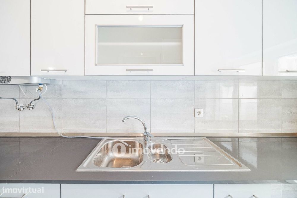 Apartamento T3, com terraço e arrecadação, em Mem Martins