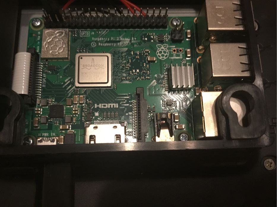Одноплатный микрокомпьютер Raspberry Pi 3 Model B+в корпусе с сенсорным дисплеем