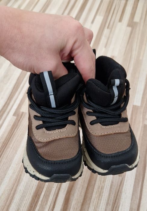 Buty, botki w stylu trekkingowym dla chłopca Zara rozmiar 22