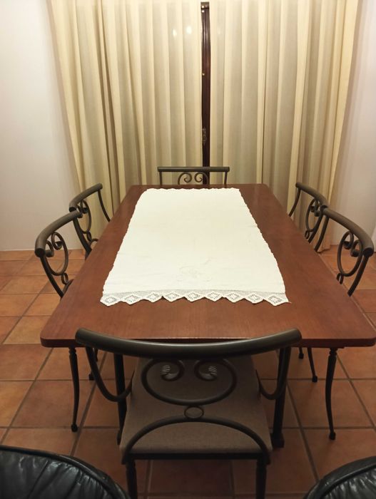 Mesa e cadeiras casa de jantar