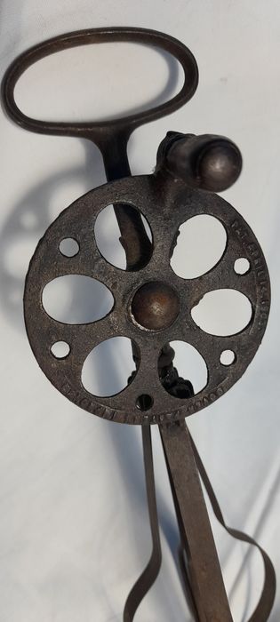 Máquina de bater claras, em ferro e madeira, anos 1910 ( aprox.)