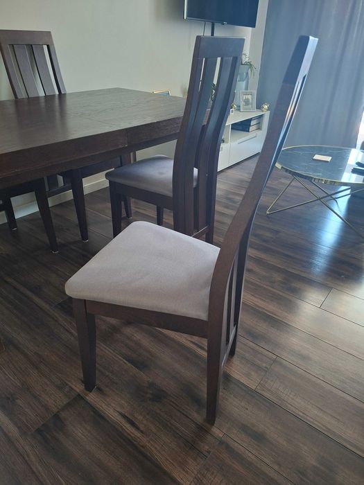 Stół z krzesłami do salonu