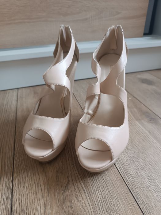 Kremowe wysokie  koturny