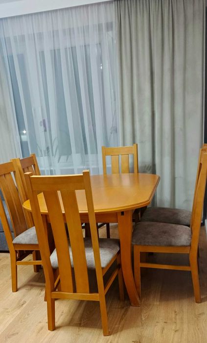 Duży stół rozkładany z krzesłami