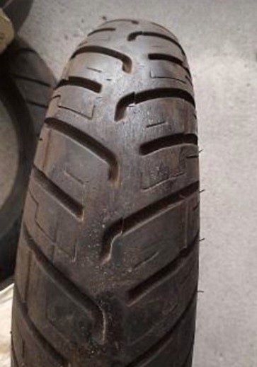 Lote de pneus de mota revenda