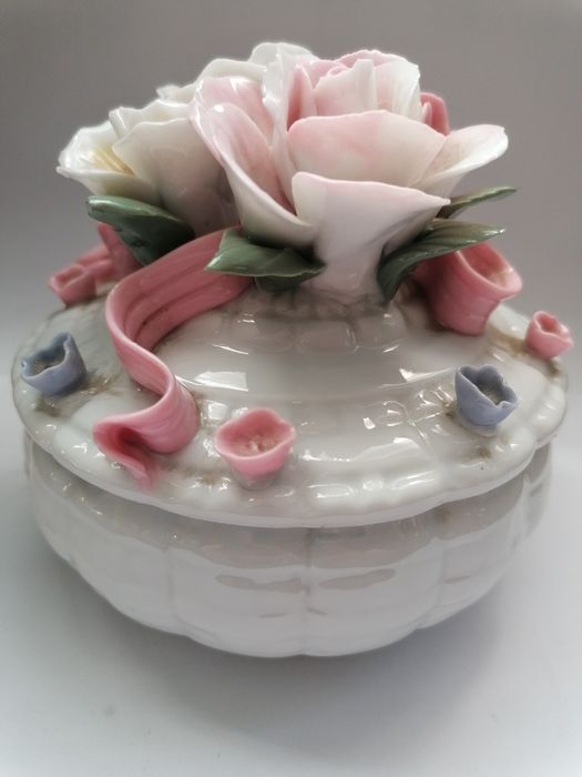 Puzderko, bombonierka, porcelana