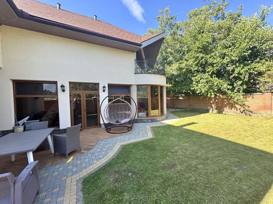 Сучасний будинок з закритим басейном