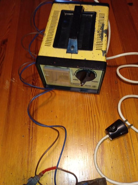 Prostownik rosyjski 12V/6,3 A ale spokojnie daje ponad 10 A polecam