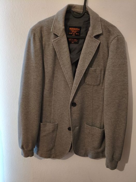 Roupa nova e uzada,em muito boas condições. Para homens e mulheres