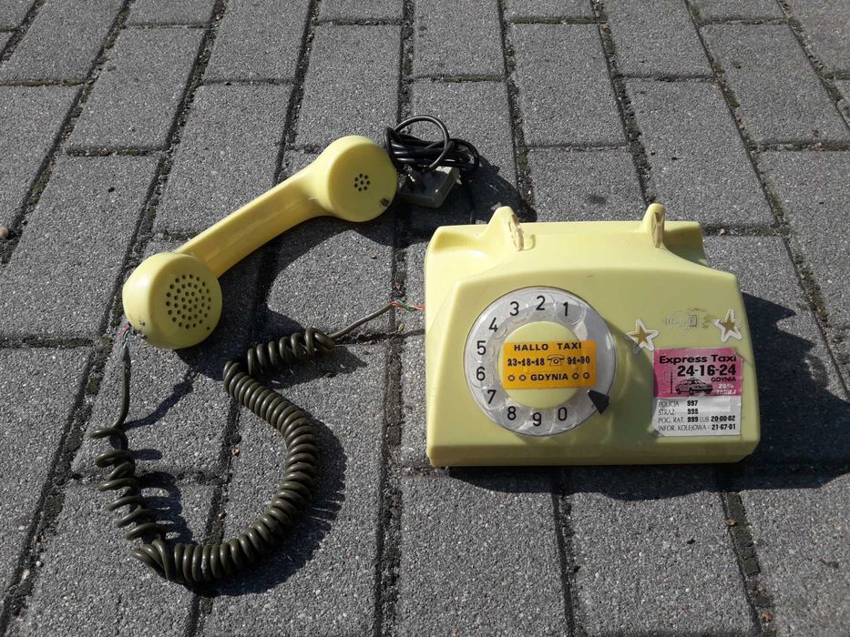 Stary telefon tarczowy z okresu PRL - u