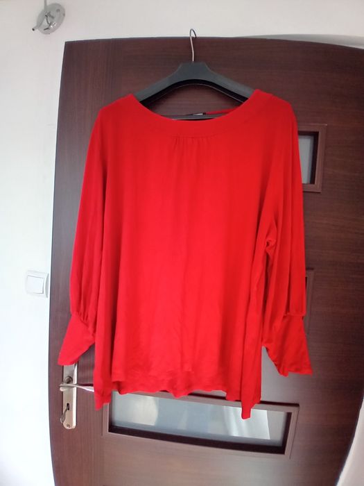 Bluzka z bufiastymi rękawami 52