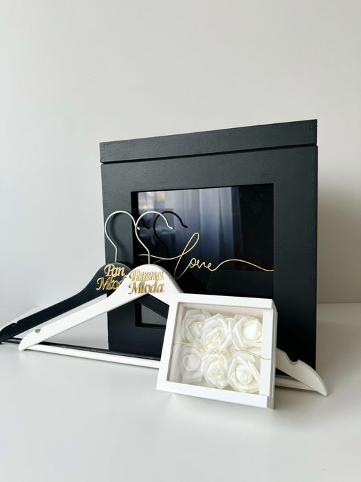 Duże czarne pudełko na koperty front pleksi obrączki wieszaki pleksi