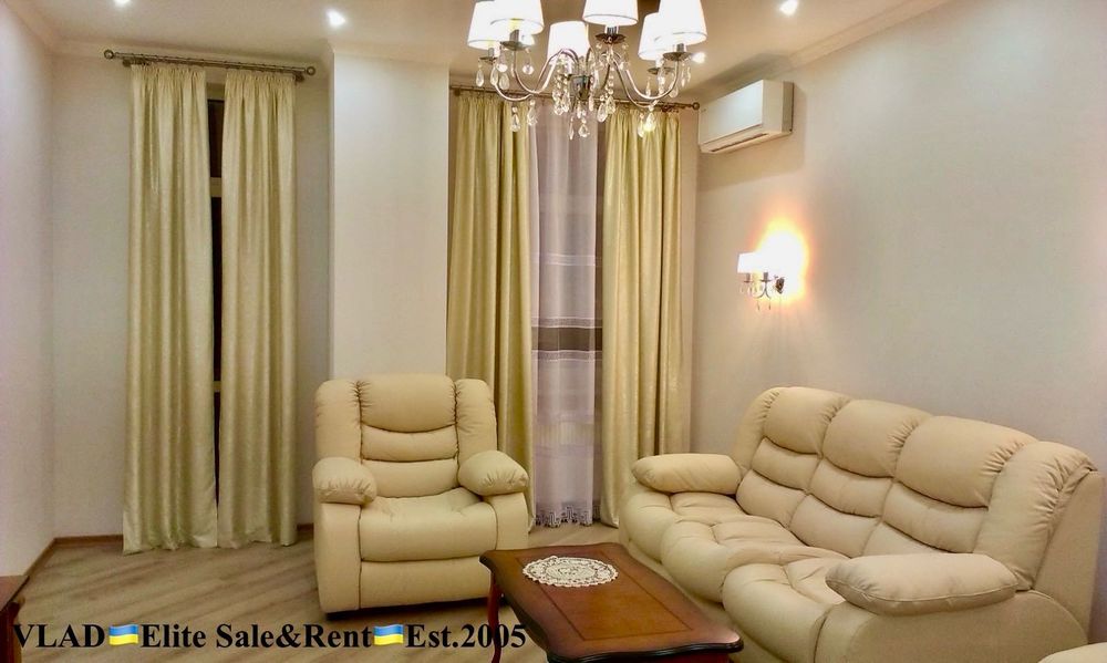 Л.Українки бул. 7-А. 2-кім. 100 м2. Всі вікна виходять у двір на парк!