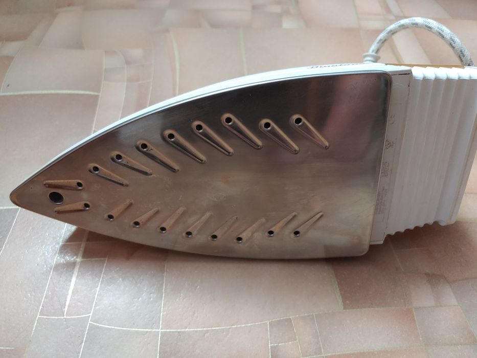 Продам полностью рабочий утюг Binatone  SI-2001