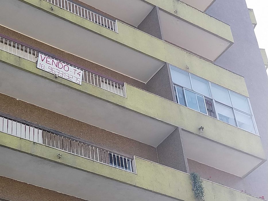 Apartamento T4 em bom estado de conservação