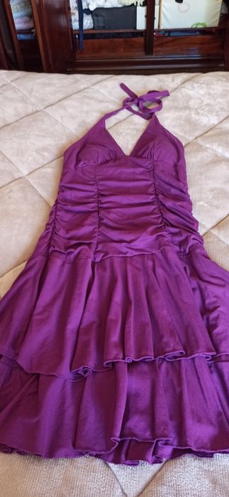 Vestido roxo abaixo do joelho