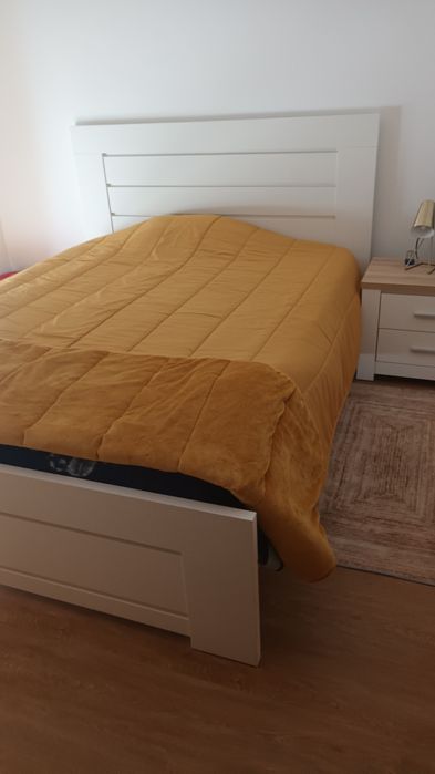 Cama 150x200 + mesa de cabeceira