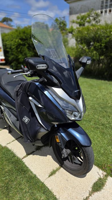 Honda Forza 300.