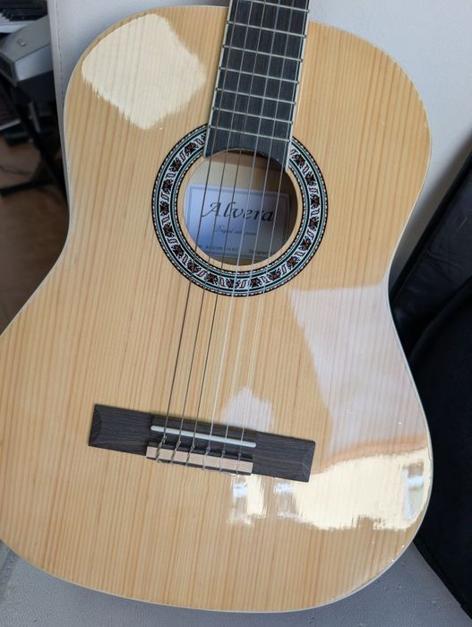 Piękna gitara klasyczna 3/4 Alvera w zestawie z pokrowcem
