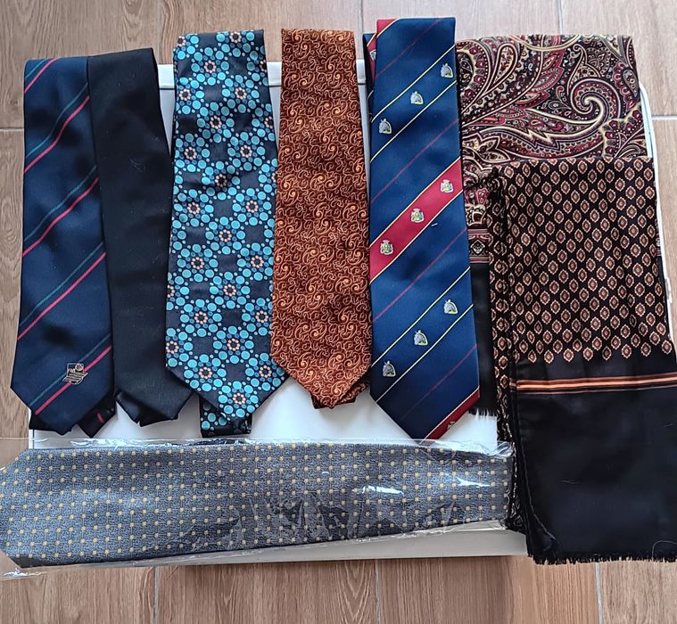 6 gravatas e 2 lencos de homem.