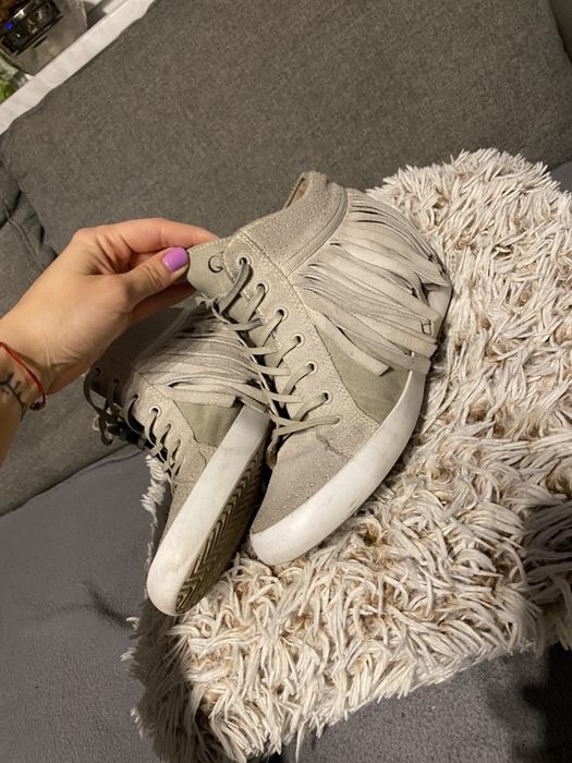 Oryginalne sneakersy Guess szare skóra frędzle 38 koturn