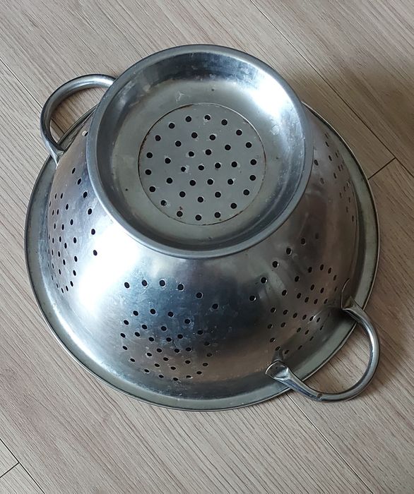 Druszlak ze stali nierdzewnej średnica 28 cm,wysokość  11 cm.
