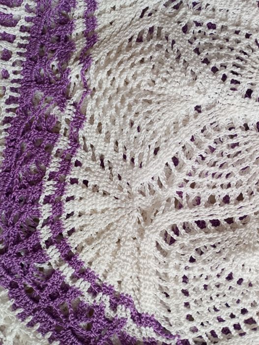 Скатерть вязана ручної роботи.