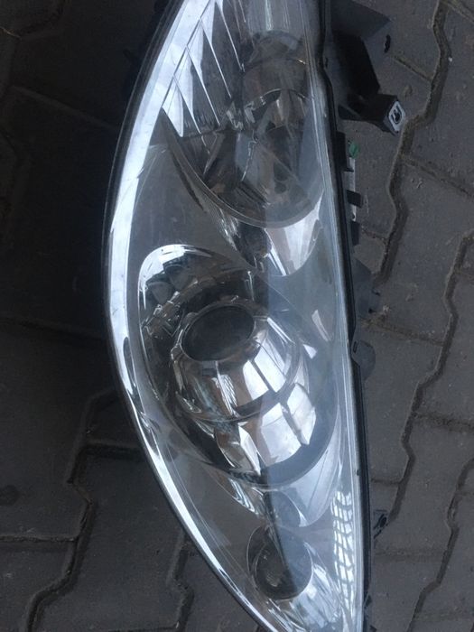 Farol peugeot em bom estado