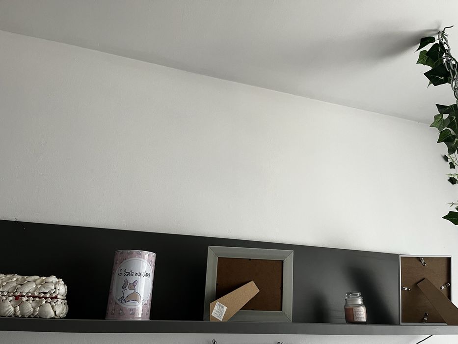 meble do pokoju biało szaro ciemno różowe